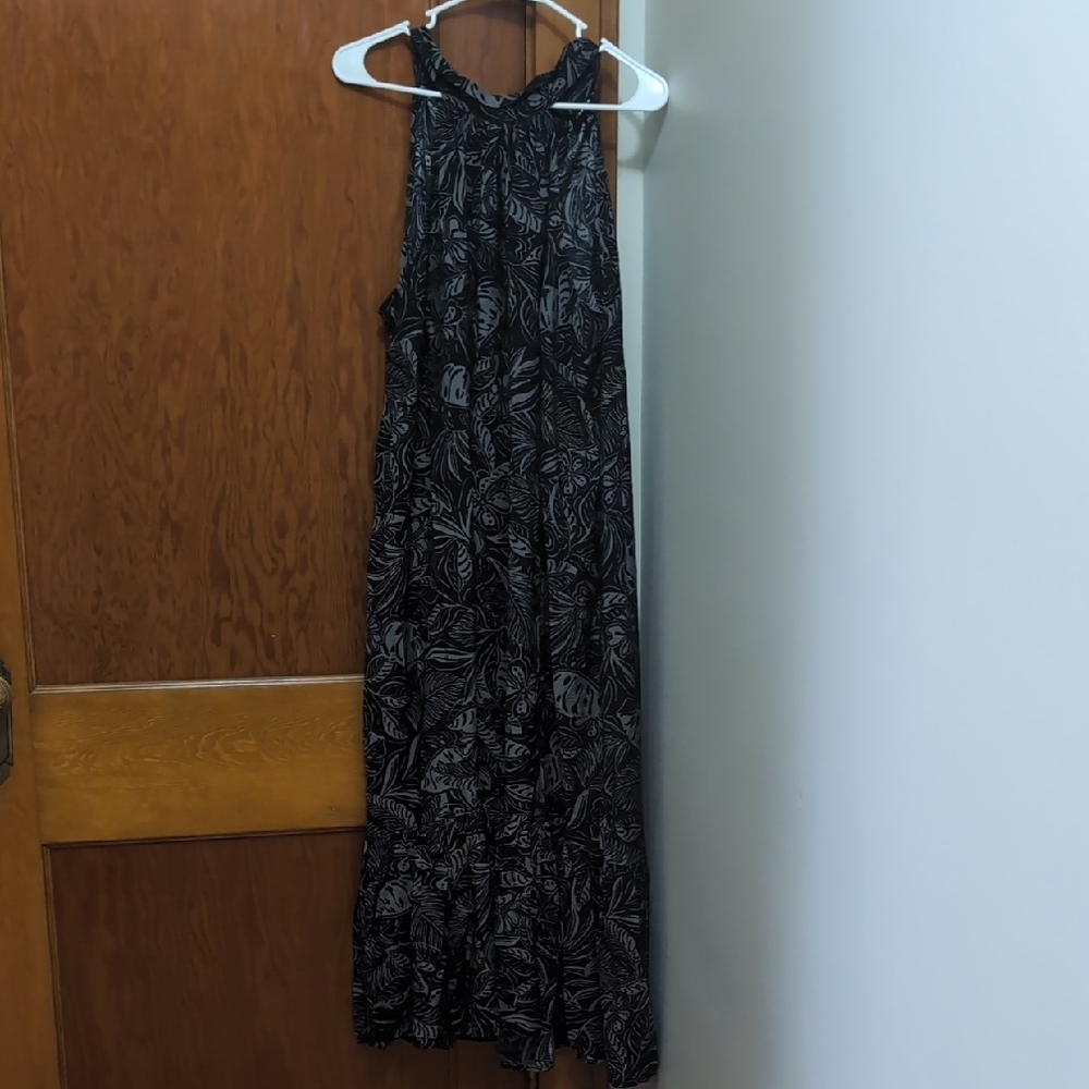 Elegant Black and Gray Leaf Print Maxi Dress